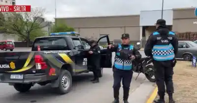 Una camioneta la chocó en la rotonda de Popeye y el casco terminó destrozado