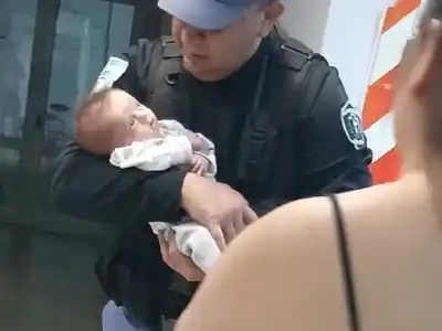 Un bebé de dos meses llegó en brazos a la comisaría sin poder respirar: lo que hizo el policía