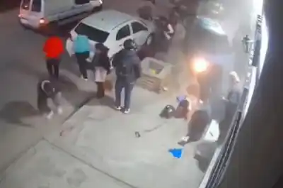 Fila en la vereda, un auto que trepó y la peor escena adentro de la carnicería