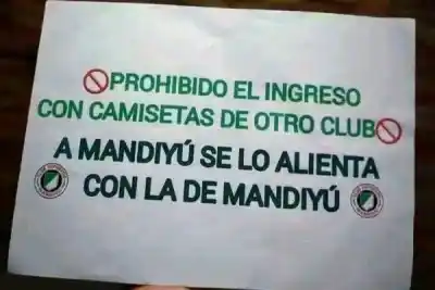 Mandiyú quiere una sola camiseta en la cancha, pero un hincha les recordó lo que falta afuera