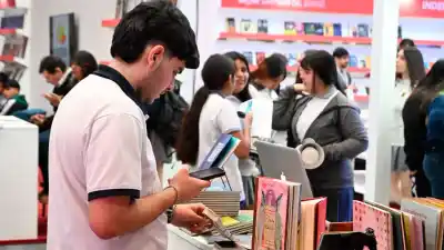 Santiago lee con vos: la Feria del Libro ya vive su segundo día y hay dos nombres que todos esperan