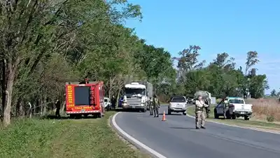 Manejaba una Saveiro por la 158 y terminó contra un árbol: el acompañante no pudo salir