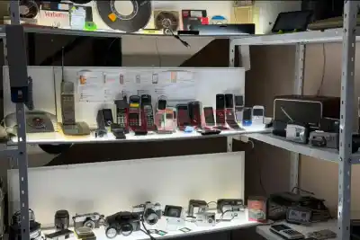 Tienen un museo con celulares "ladrillo" y tocadiscos: cómo visitarlo