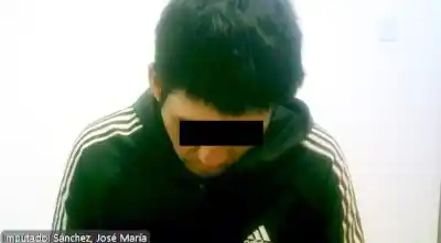 Discutieron en una vereda del sur de la Capital y uno terminó con un cuchillo incrustado en el cuello