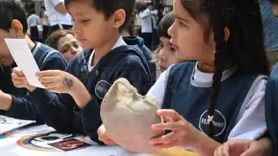 Más de 20 proyectos científicos salieron a la calle y dejaron que todos los toquen