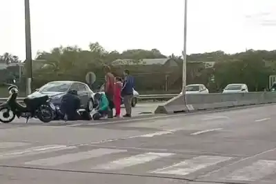 Una ambulancia pasó al lado de una motociclista caída y siguió de largo: la escena que indignó a todos