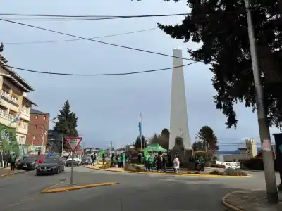 Se movilizan frente al hotel del Monolito y esperan una definición que todavía no llega