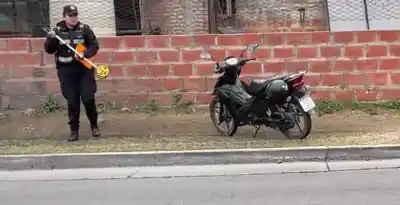 Una policía en moto fue embestida en la rotonda de Popeye: el detalle que quedó sobre el asfalto