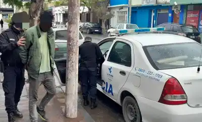 La policía fue a allanar por una moto robada y la escena los dejó mudos