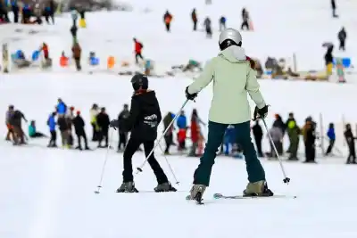 Batea Mahuida estira la nieve y ya tiene fecha para el último after ski de la temporada