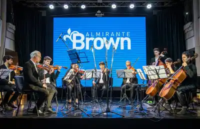 Almirante Brown festejó sus 153 años con un concierto que nadie se quiso perder