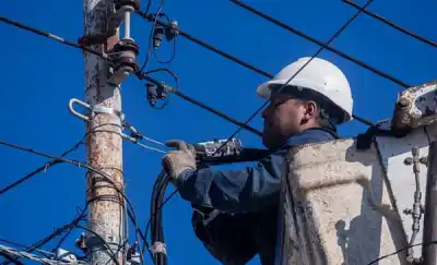 Vecinos del barrio Luis Vernet notan cambios en el tendido eléctrico: qué están reemplazando