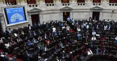 Difundió la foto de un vecino buscando comida en un contenedor y la interna peronista estalló en el Congreso