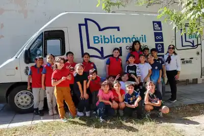 La Bibliomóvil ya recorrió seis localidades y suma una parada que nadie esperaba