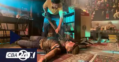 Un pueblo tranquilo, un videoclub y muñecas: el thriller que desembarca en Córdoba