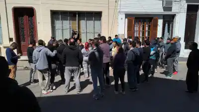Cobraron apenas un 10% del sueldo de julio y ahora 250 familias esperan una respuesta que no llega