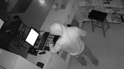Trepó por el balcón de un gastronómico en Perico: lo que se llevó quedó filmado