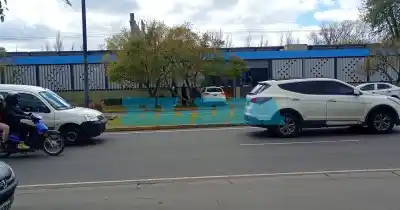 Un Audi se subió a la vereda de la estación de City Bell: qué pasó con el conductor