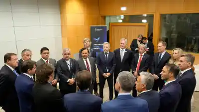 Milei juntó a los gobernadores en París y les marcó la cancha con un mensaje que Catamarca escuchó de cerca