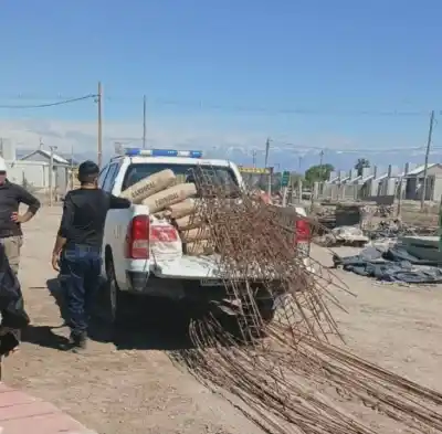 Allanaron una casa en Sarmiento y adentro había de todo: hasta columnas de hierro