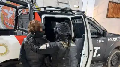 Manipulaba la puerta de una casa en Villa Nueva y terminó aprehendida