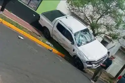 Impacto brutal en Bavio y Concordia: la camioneta voló y un árbol la frenó de golpe