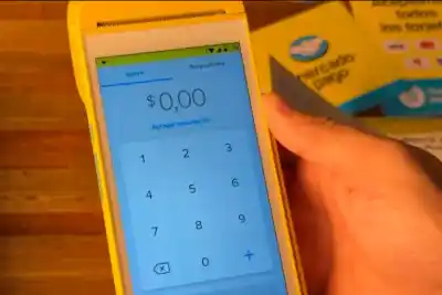 Cobrar con tarjeta o QR les deja cada vez menos plata: los números que complican a los comercios