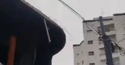 La Plata: una madera quedó colgando del ex depósito incendiado y los vecinos no quieren esperar a que caiga