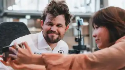 ¿Qué hizo Magnus Carlsen con su rival antes de empezar la partida?
