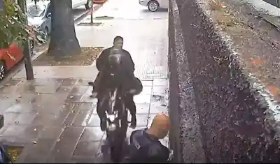 Repartidor con paquete de dinero fue emboscado por motochorros y la situación terminó con un herido a balazos