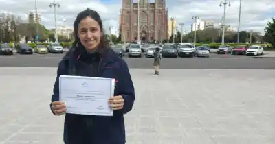 Una bombera de El Peligro volvió de Venezuela y el Concejo la distinguió: quién es Micaela López Fariña