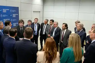 Milei llevó a 13 gobernadores a París y les pidió un gesto: la respuesta que no esperaba