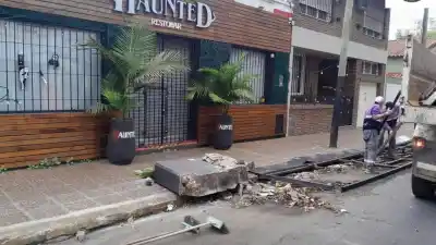 Un auto a alta velocidad destruyó por completo la terraza de un bar temático y el conductor escapó