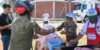 Ramón prendió el fuego en Posadas y su parrilla se volvió un fenómeno que nadie esperaba
