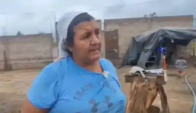 La garrafa se encendió mientras ella se bañaba: la casa quedó en cenizas y la familia duerme bajo un toldo