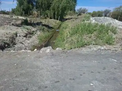Un bebé de un año cayó a una acequia en Cañada Honda y su abuelo salió a buscarlo: dónde lo encontró
