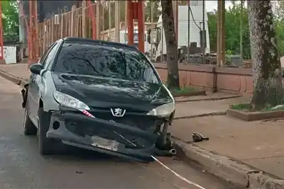 Se llevó el auto de su papá sin permiso y terminó contra una columna: quién avisó a la Policía