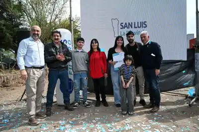 Seis familias de San Martín recibieron las llaves de su casa: el gesto de una docente que emocionó a todos