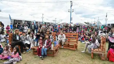 La Feria del Libro de Roca ya tiene a los primeros miles de visitantes