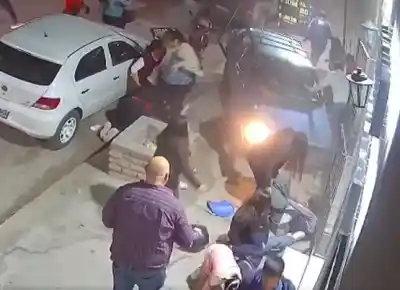 Un auto subió a la vereda en plena avenida de Cerrillos y embistió a un grupo de personas
