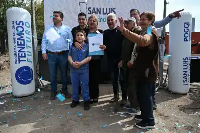 Poggi entregó las llaves en San Martín y ya tiene fecha para las próximas seis casas