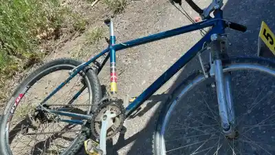 Iba en bici escuchando música por Laprida: un camión municipal lo embistió y no pudo esquivarlo