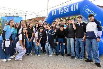 Poggi entregó las TuBi en San Martín y los estudiantes cerraron la jornada de una forma inesperada