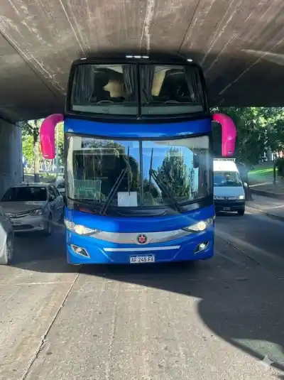 Bajó la altura del colectivo a lo bruto para sacarlo de abajo del puente