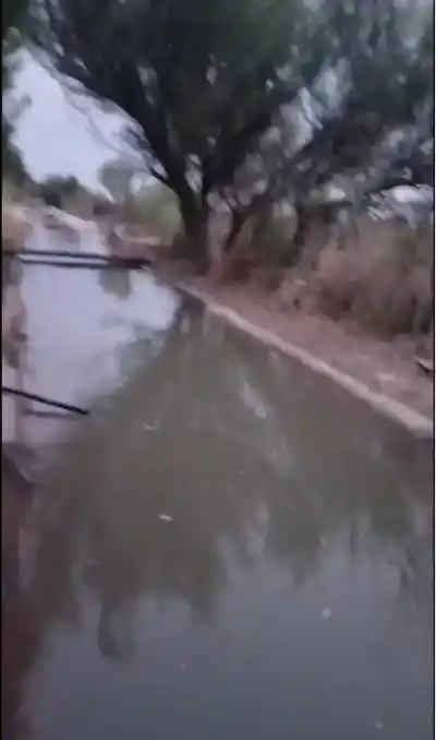 Vecinos de Cochagual Sur, cansados del agua en la puerta de sus casas