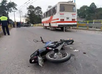Pareja en moto impactó con un colectivo que trasladaba a trabajadores del citrus: la chica, de 19 años, murió