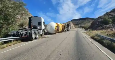 Un camión con gas volcó en la Cuesta de los Terneros: por qué la Ruta 144 no abrirá hasta el viernes