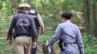 Hallaron restos de un animal faenado en el monte y el allanamiento terminó con tres detenidos