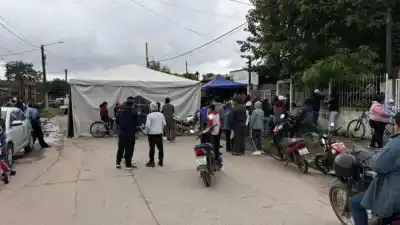 Un niño de 12 años falleció tras una descarga eléctrica en medio de una tormenta: el velorio que reunió a una cuadra entera