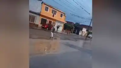 El Carmen: asfaltaron las calles y ahora el agua no tiene por dónde salir